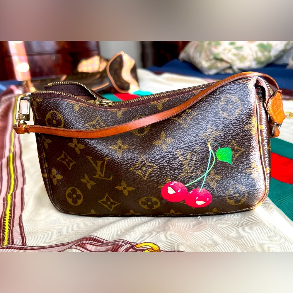 MURAKAMIS WHIMSICAL CERISES GRAPHIC PRINT POCHETTE✨